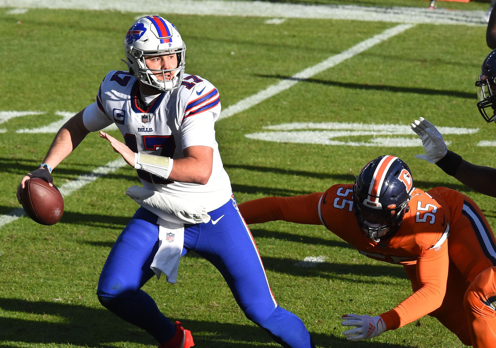 122020-s-broncosbills 05.JPG